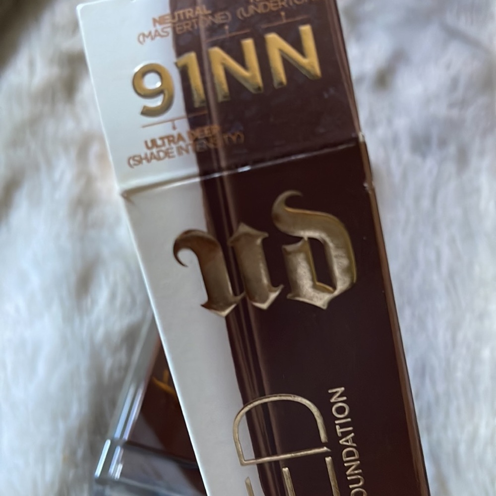 Urban Decay Stay Naked Weightless Foundation - Picture 3 of 3